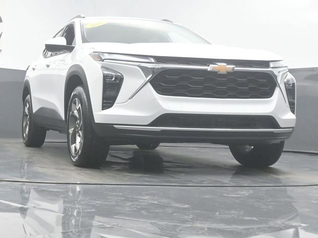 Used 2025 Chevrolet Trax LT w/ LT Convenience Package FWD image 3