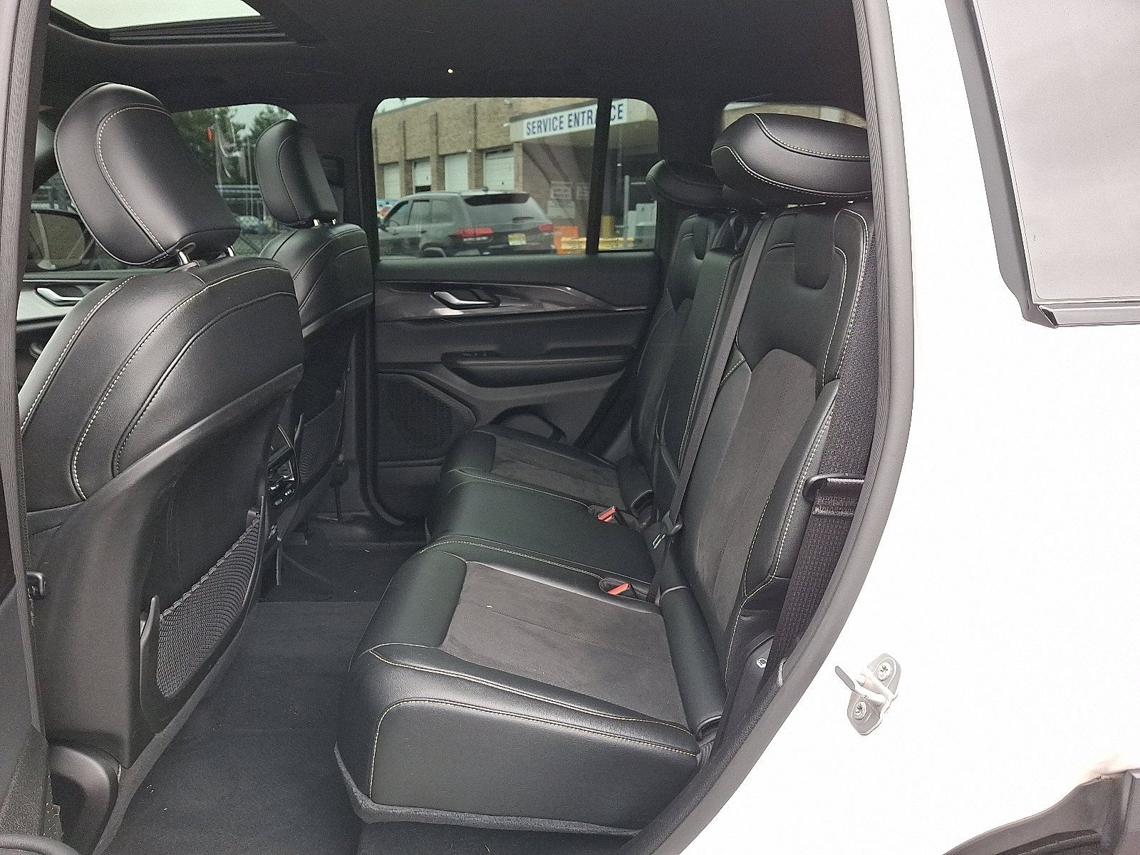 Used 2023 Jeep Grand Cherokee Altitude image 11