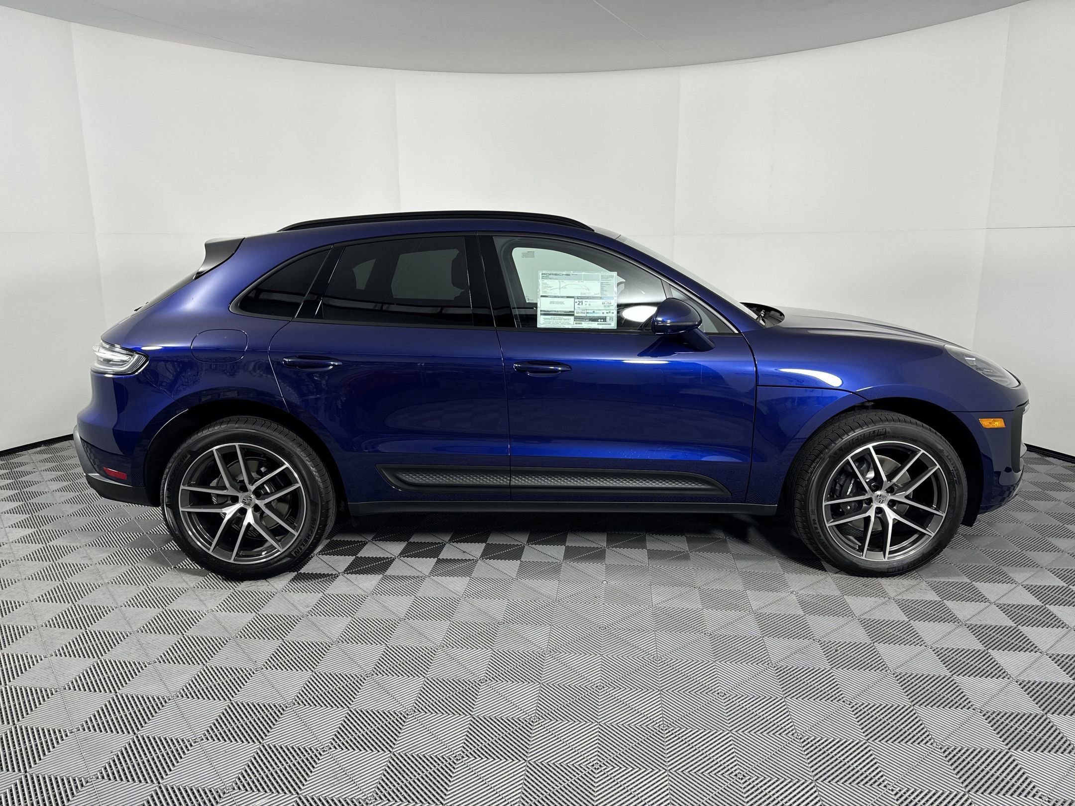 Certified 2025 Porsche Macan AWD/4WD image 8