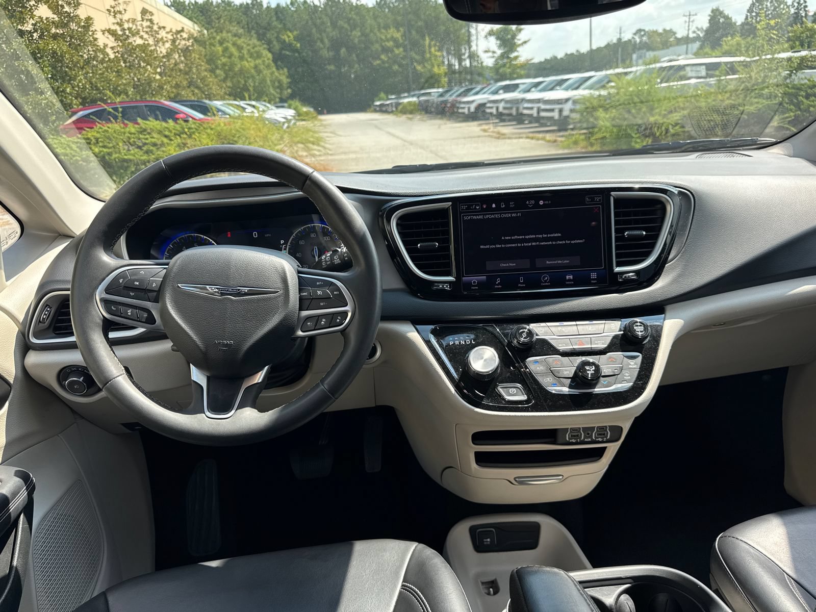 Used 2023 Chrysler Pacifica Touring-L FWD image 20