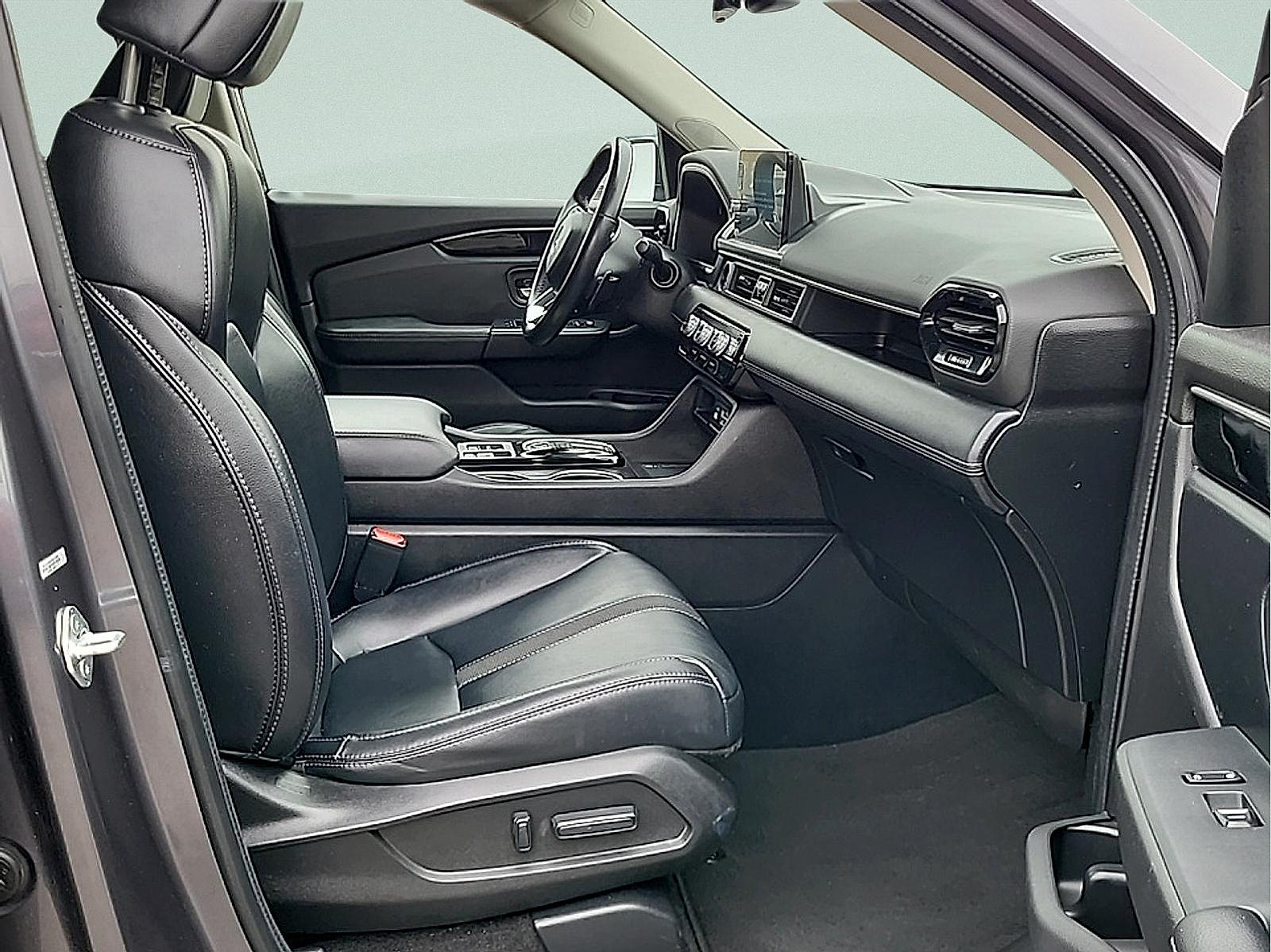 Used 2024 Honda Pilot Touring image 10