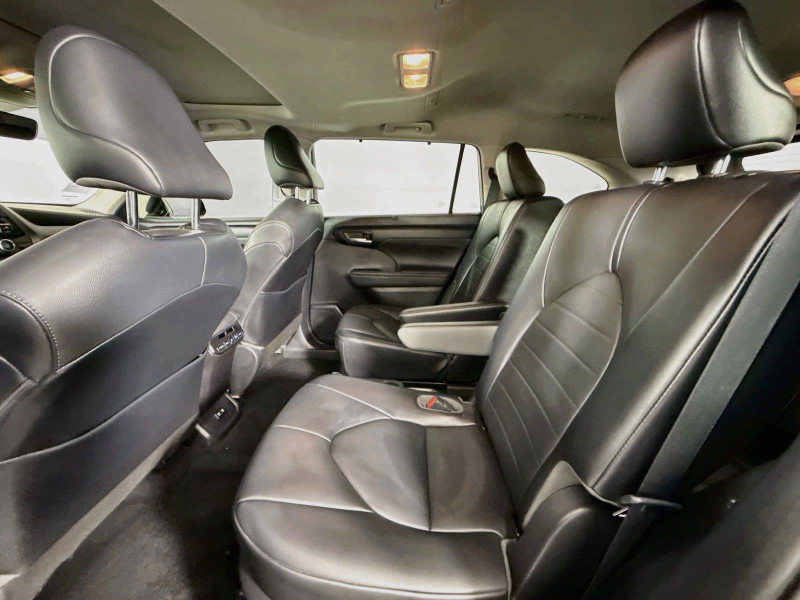 Used 2021 Toyota Highlander XLE AWD/4WD image 29