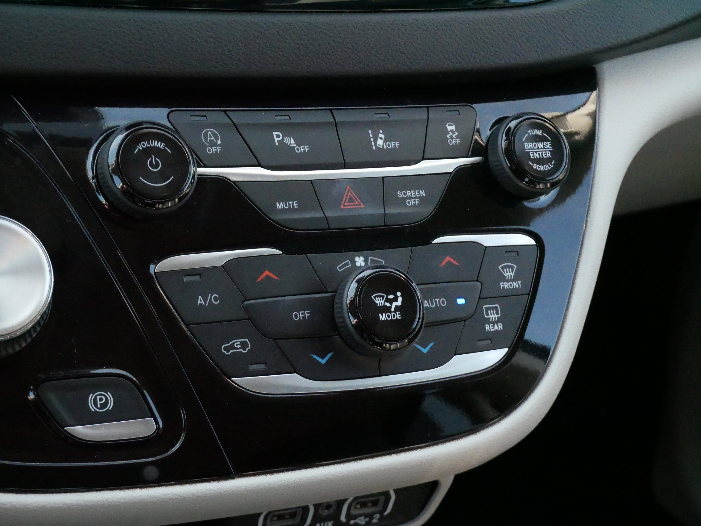 Used 2024 Chrysler Pacifica Touring-L image 23