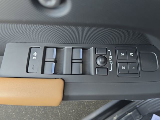 Used 2025 Land Rover Defender 130 X-Dynamic SE image 29