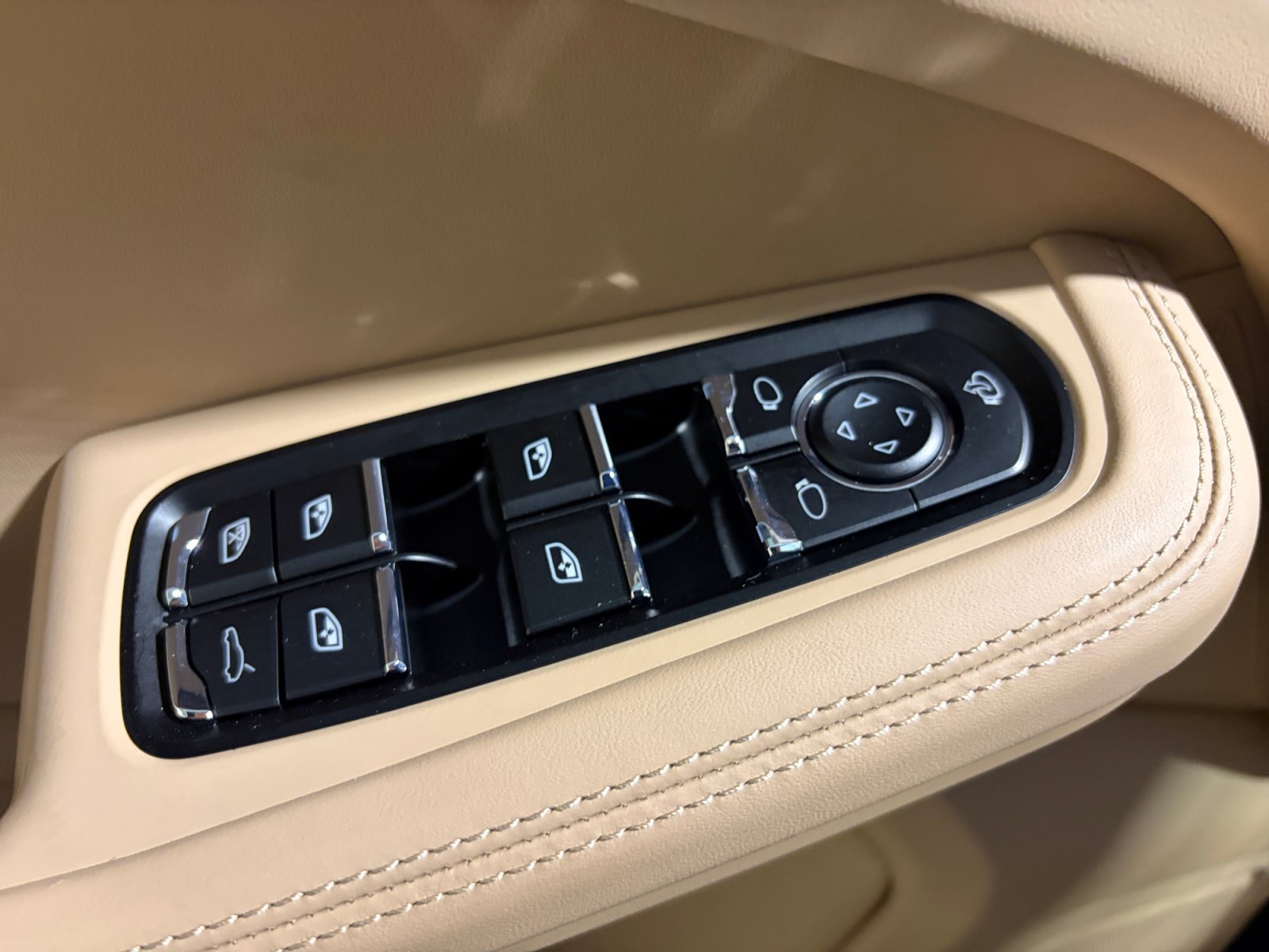 Certified 2023 Porsche Macan Turbo AWD/4WD image 19
