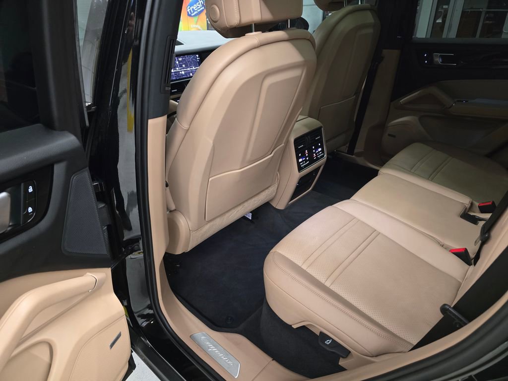 Used 2023 Porsche Cayenne image 29