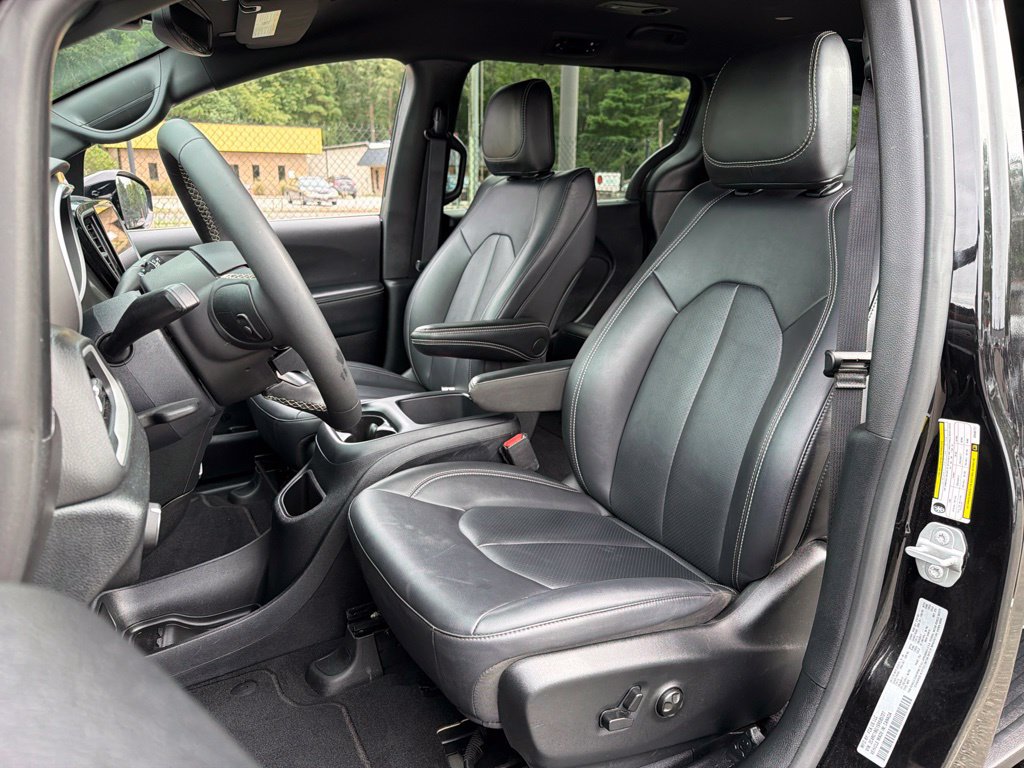 Used 2025 Chrysler Pacifica Select FWD image 17