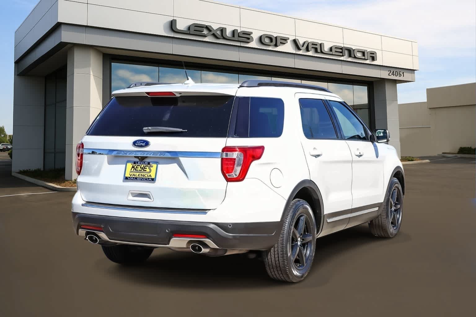 Used 2018 Ford Explorer XLT w/ Equipment Group 202A FWD image 4