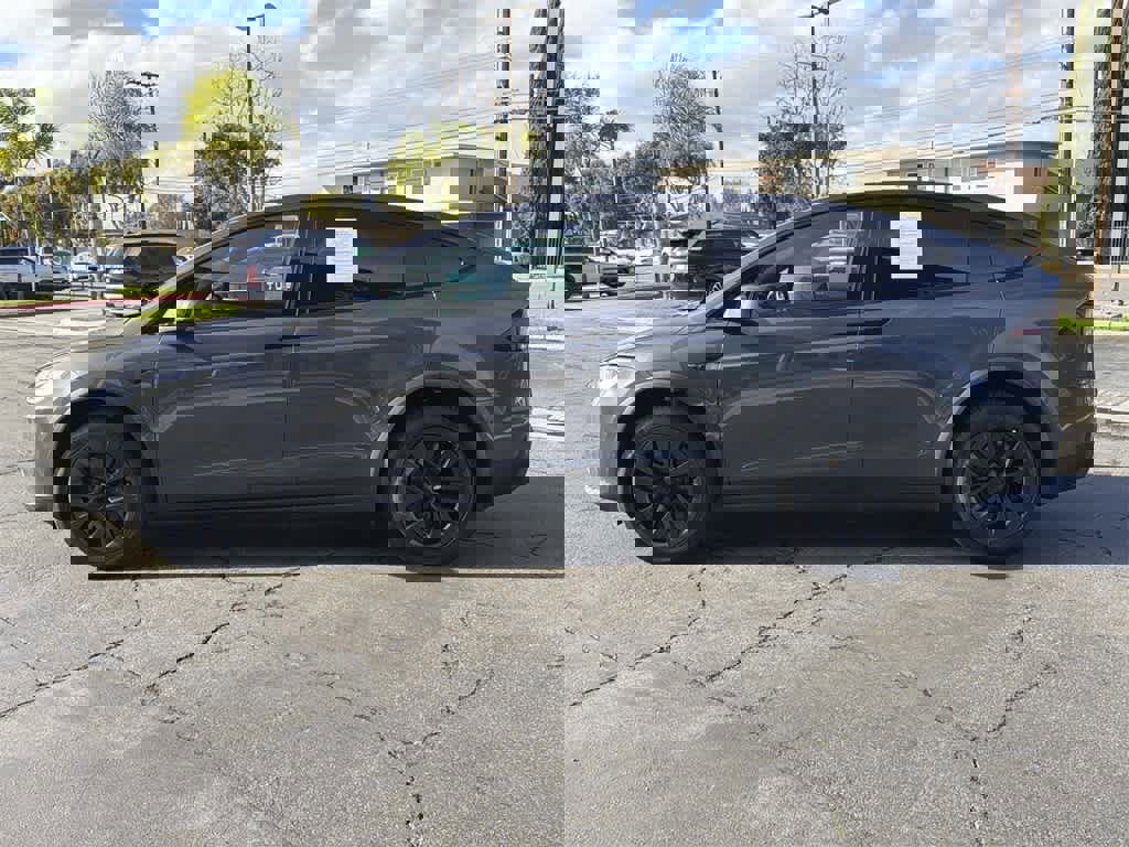 Used 2022 Tesla Model X Plaid image 3