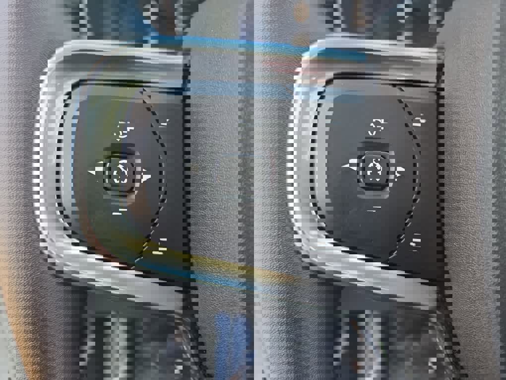 Used 2025 Volvo XC40 B5 Core image 14