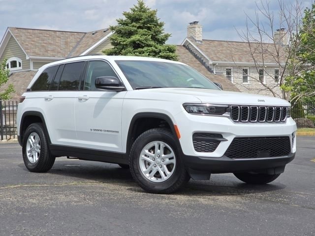 Used 2023 Jeep Grand Cherokee Laredo AWD/4WD image 2
