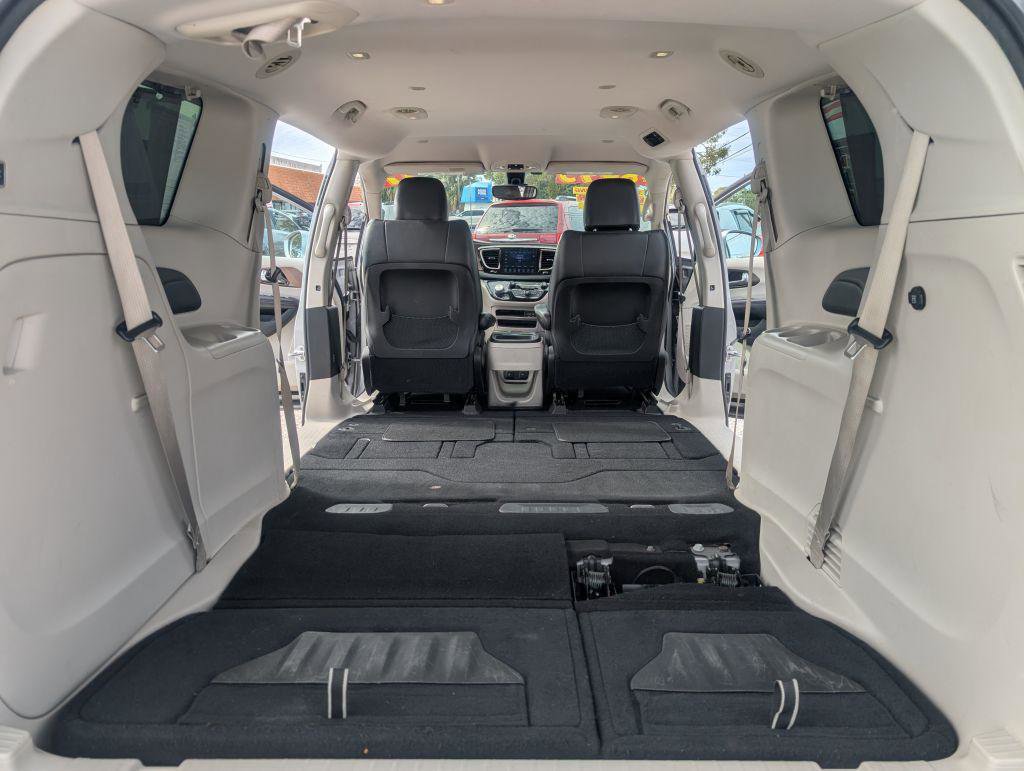 Used 2017 Chrysler Pacifica Touring-L FWD image 13