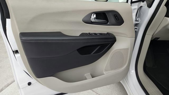 Used 2022 Chrysler Pacifica Touring-L image 26