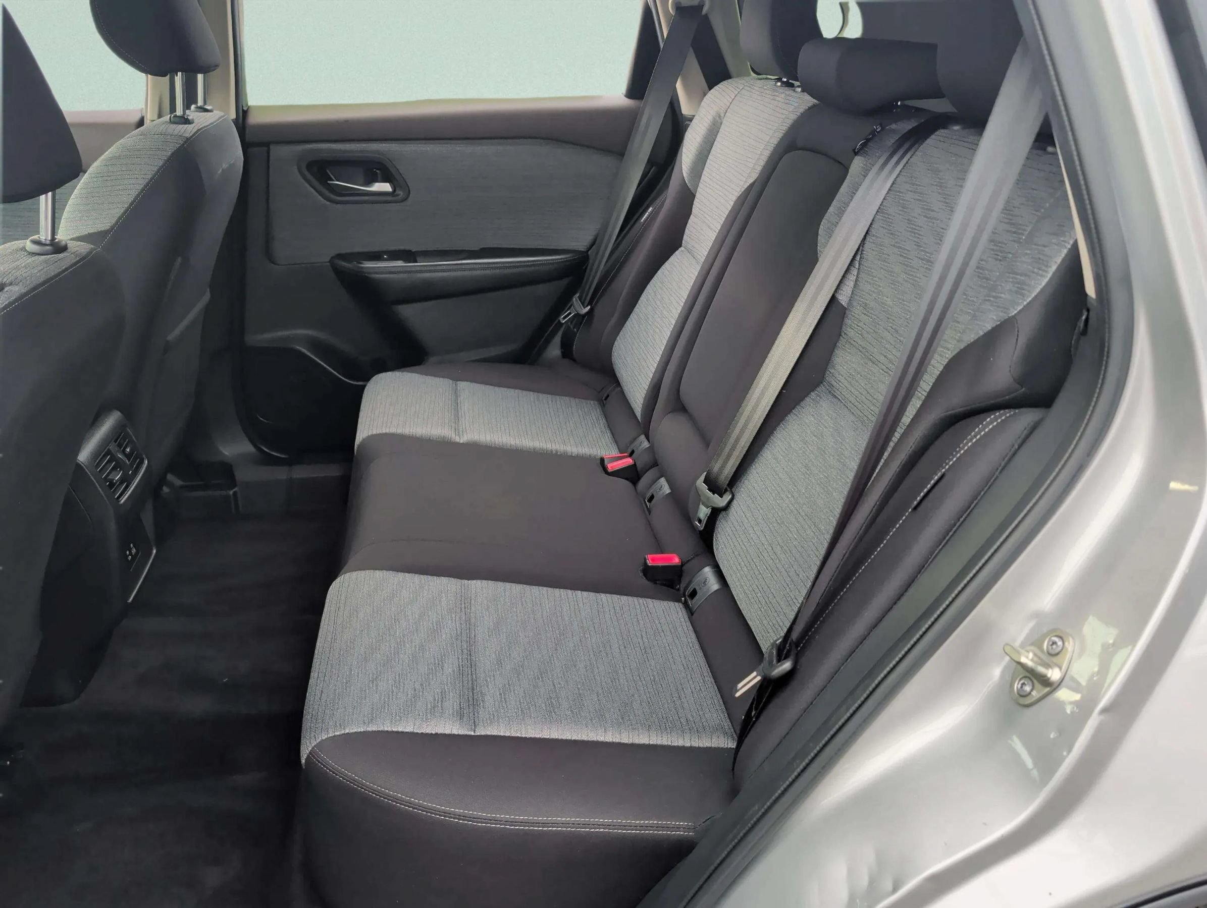 Used 2023 Nissan Rogue SV FWD image 27