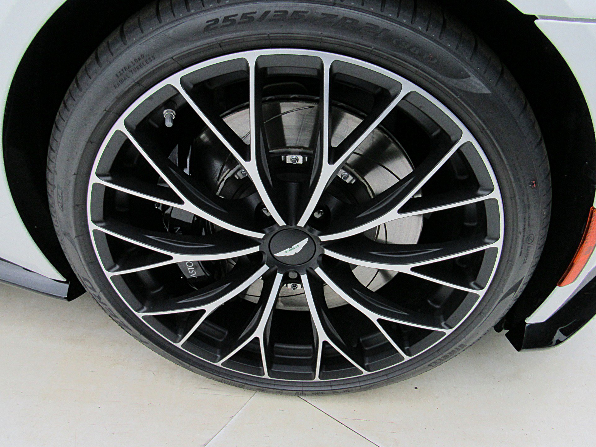 Used 2023 Aston Martin V8 Vantage Roadster RWD image 50
