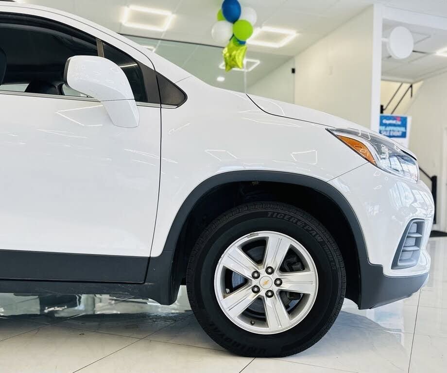 Used 2019 Chevrolet Trax LT w/ LT Convenience Package image 12