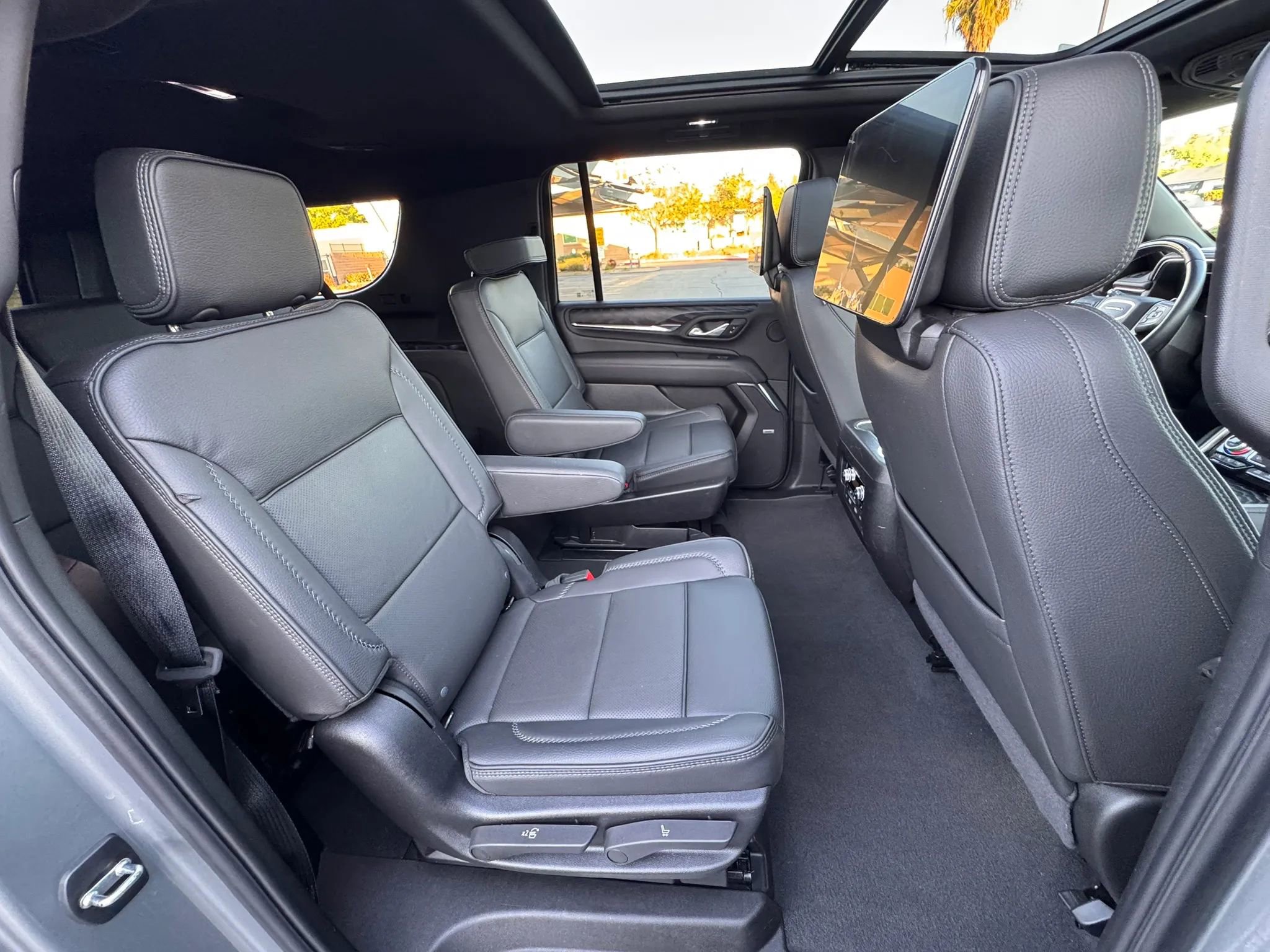 Used 2024 GMC Yukon XL Denali w/ Advanced Technology Package image 15