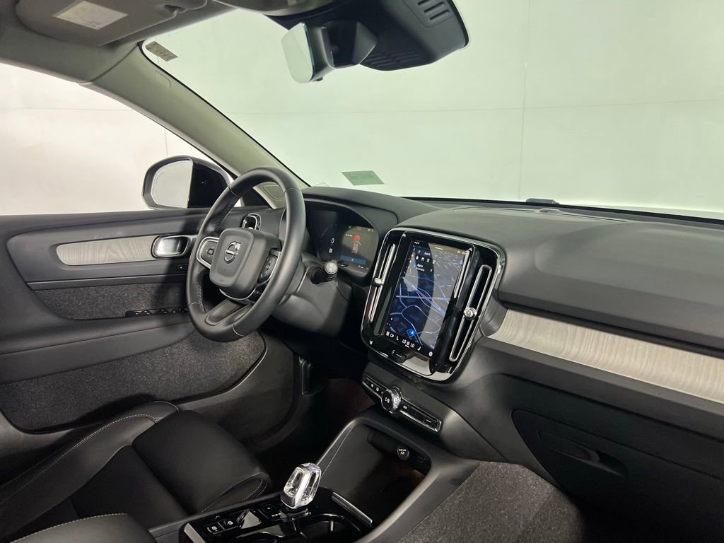 Used 2025 Volvo XC40 B5 Plus image 33