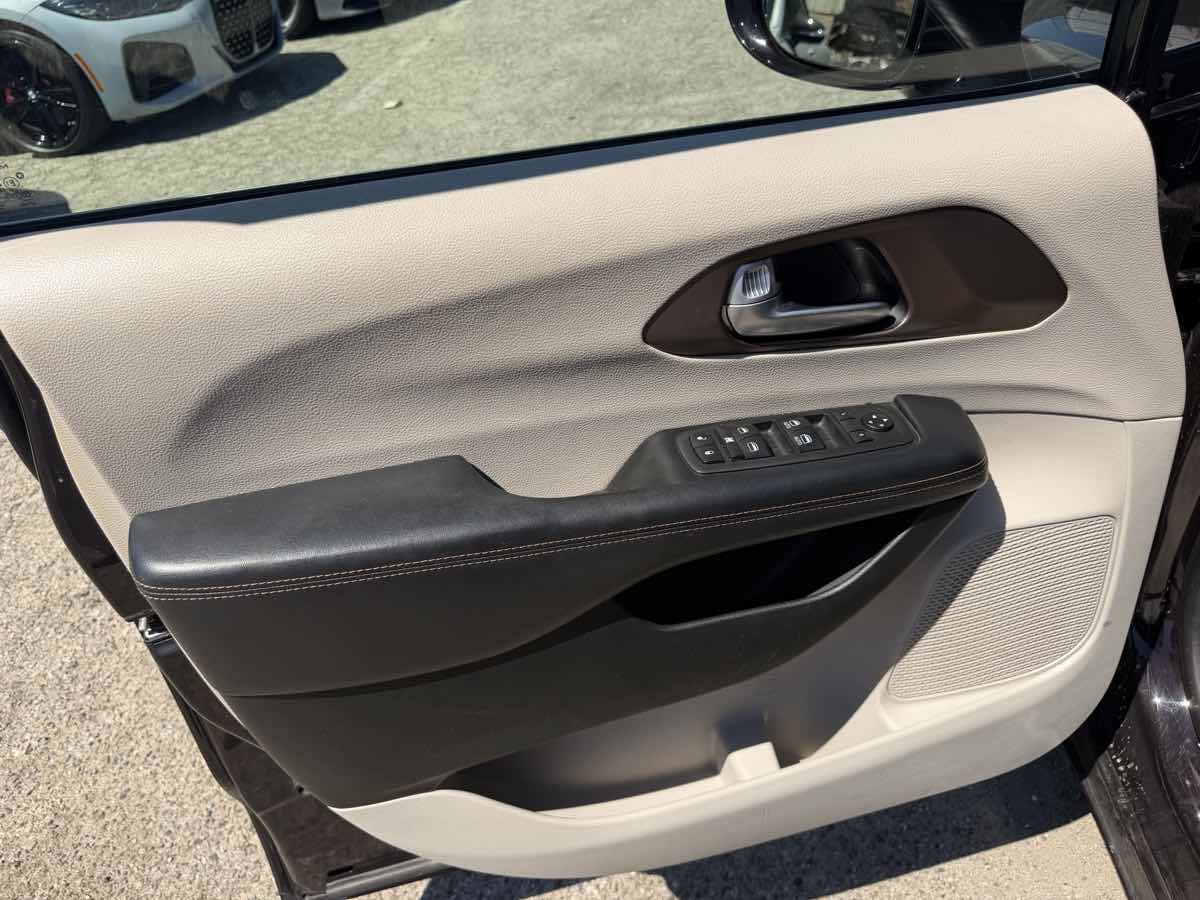 Used 2017 Chrysler Pacifica Touring-L FWD image 9