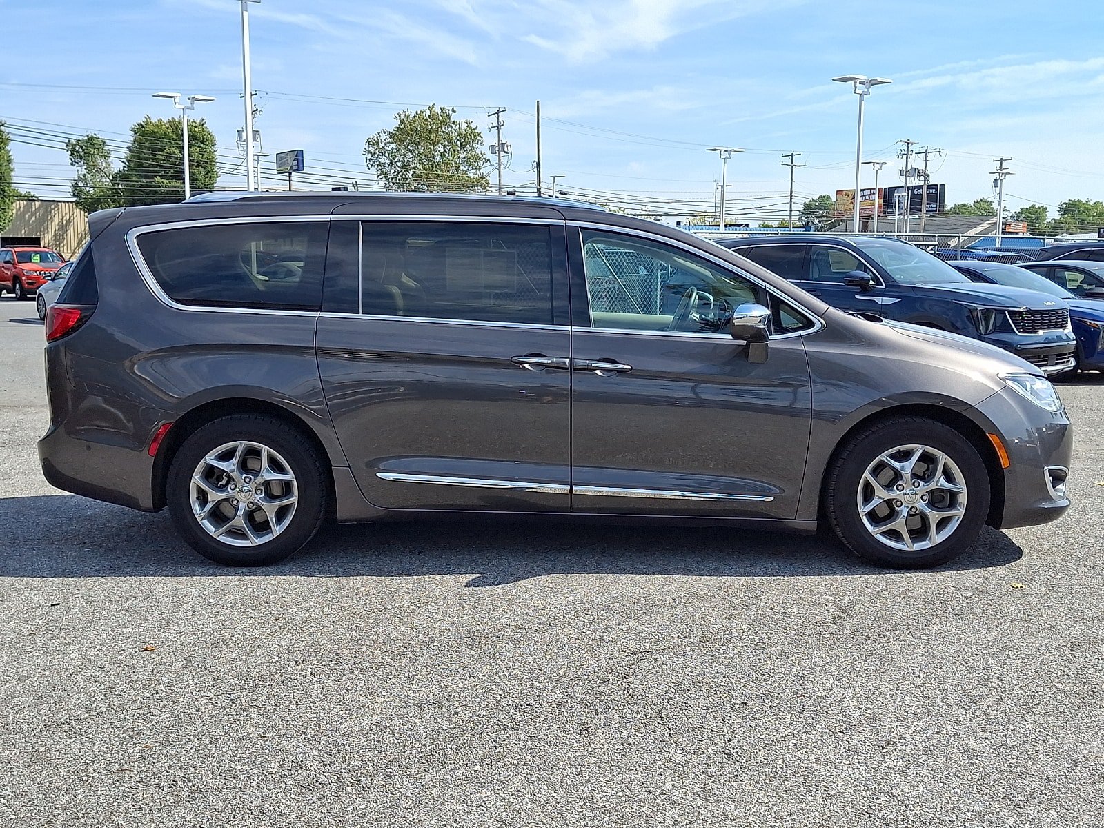 Used 2019 Chrysler Pacifica Limited w/ Advanced Safetytec Group FWD image 4