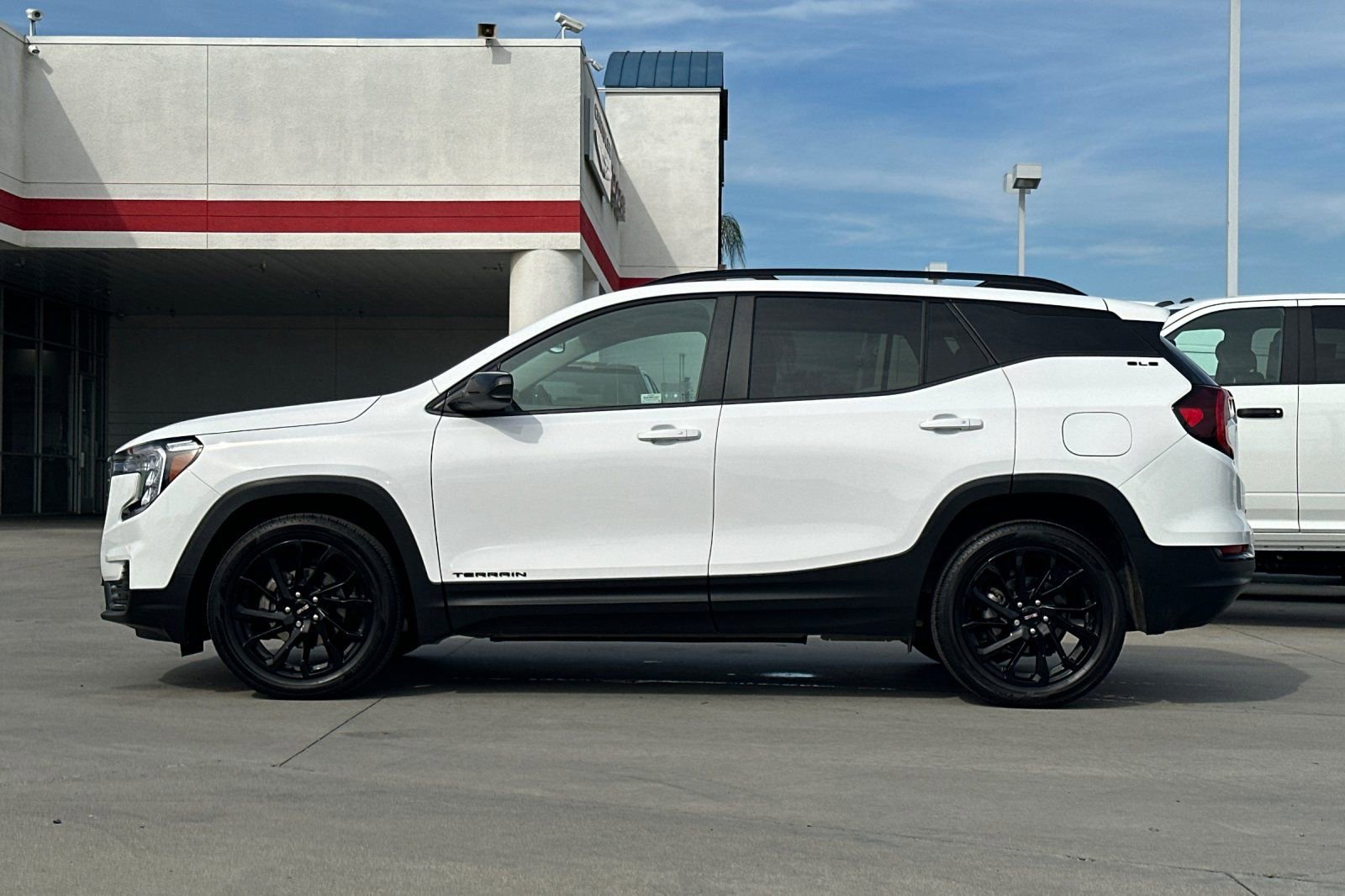 Used 2024 GMC Terrain SLE w/ Elevation Edition image 3