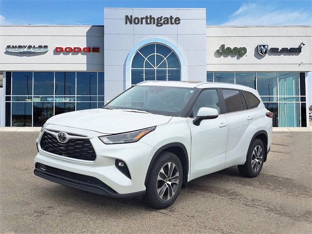 Used 2024 Toyota Highlander XLE image 2