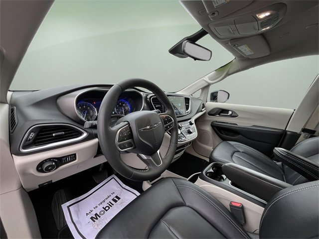 Used 2024 Chrysler Pacifica Touring-L image 18