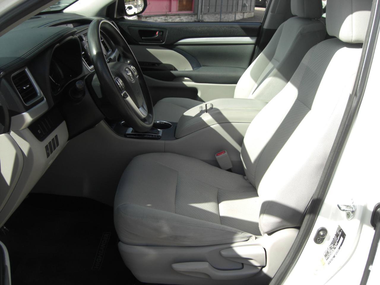 Used 2017 Toyota Highlander LE w/ Carpet Mat Package FWD image 20