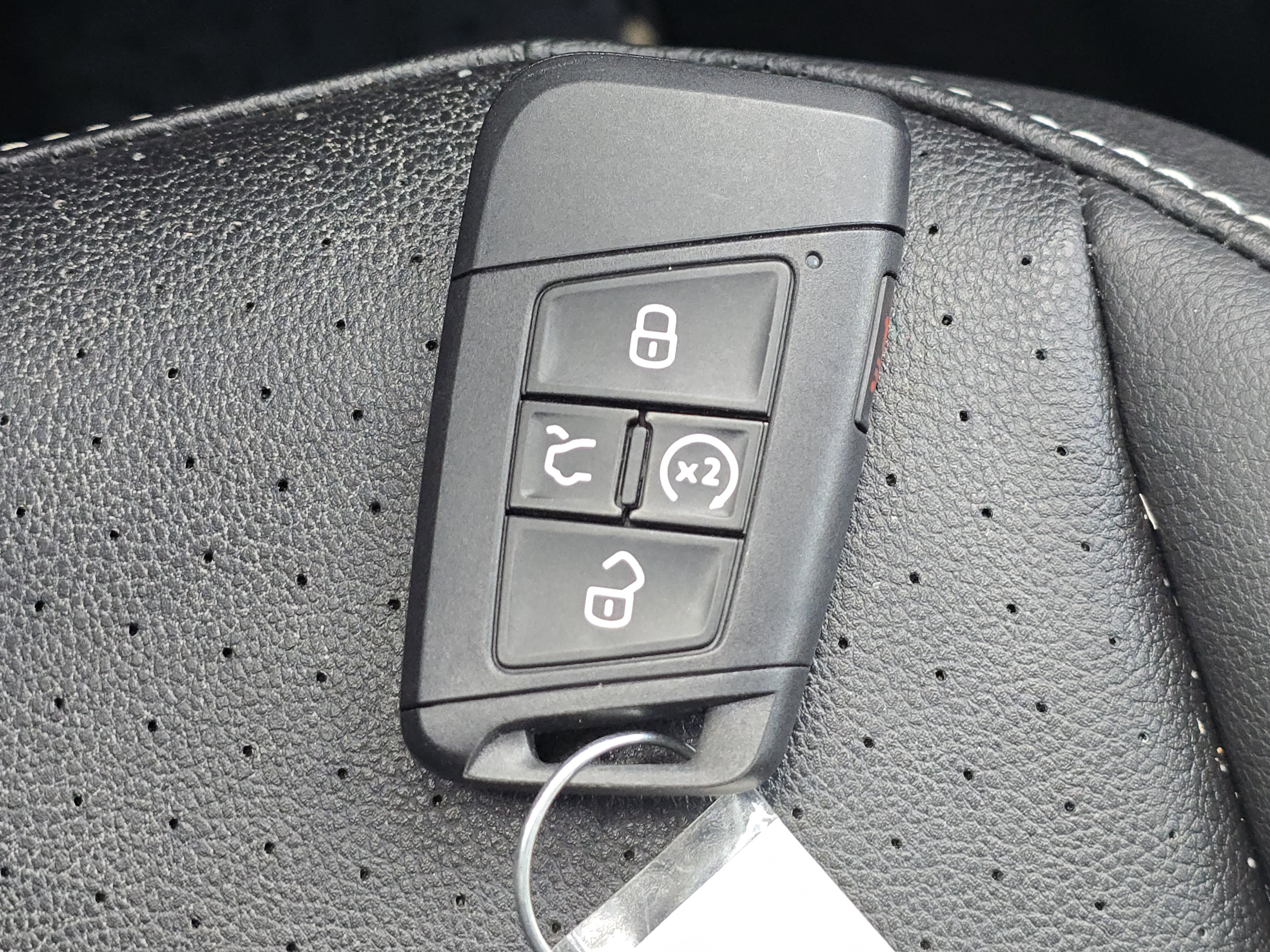 Certified 2023 Volkswagen Tiguan SE R-Line image 27