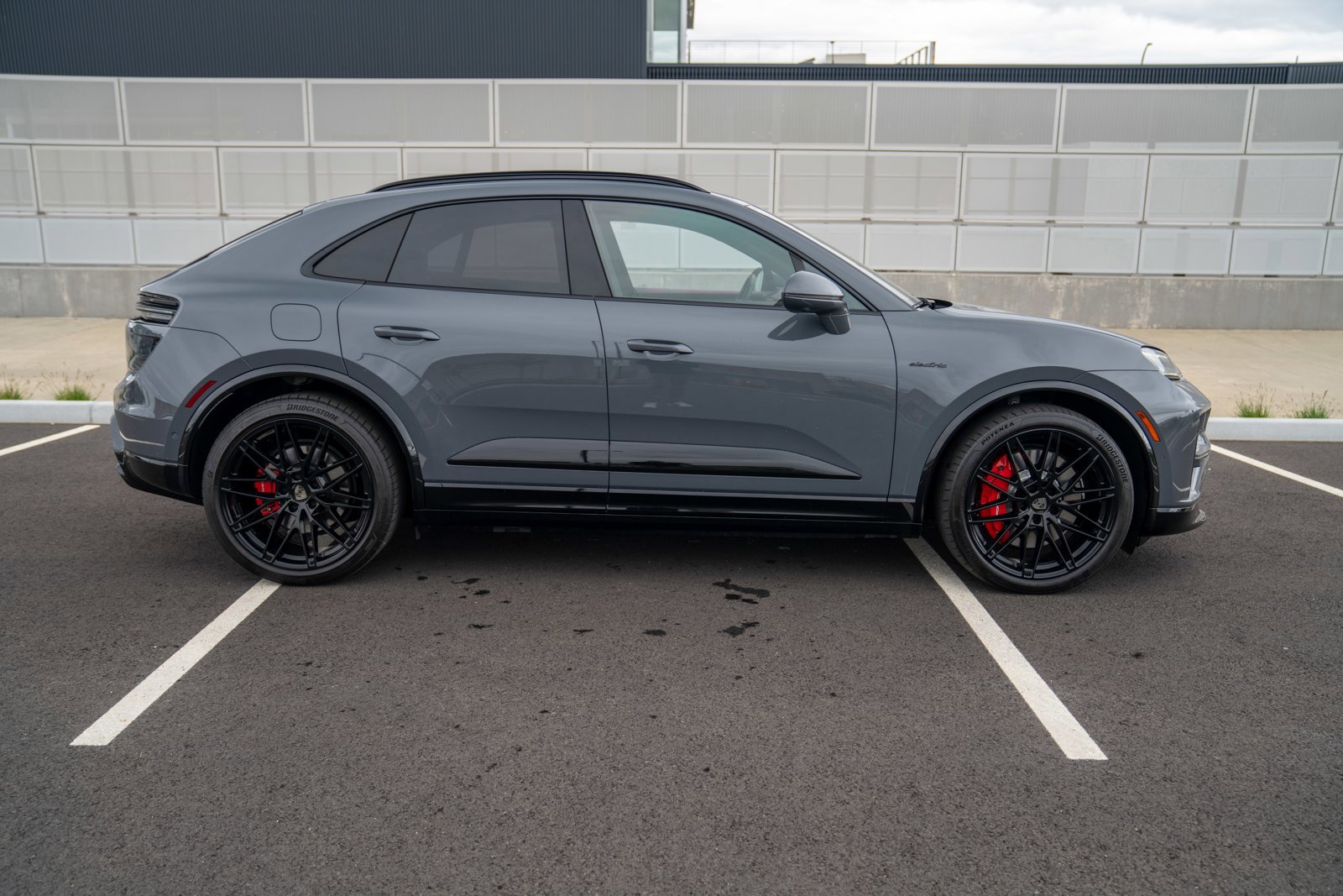 Certified 2025 Porsche Macan Turbo Electric AWD/4WD image 8