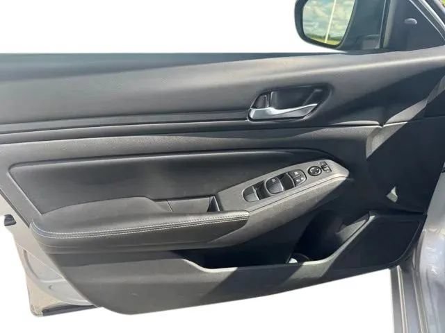 Used 2024 Nissan Altima 2.5 SV FWD image 11