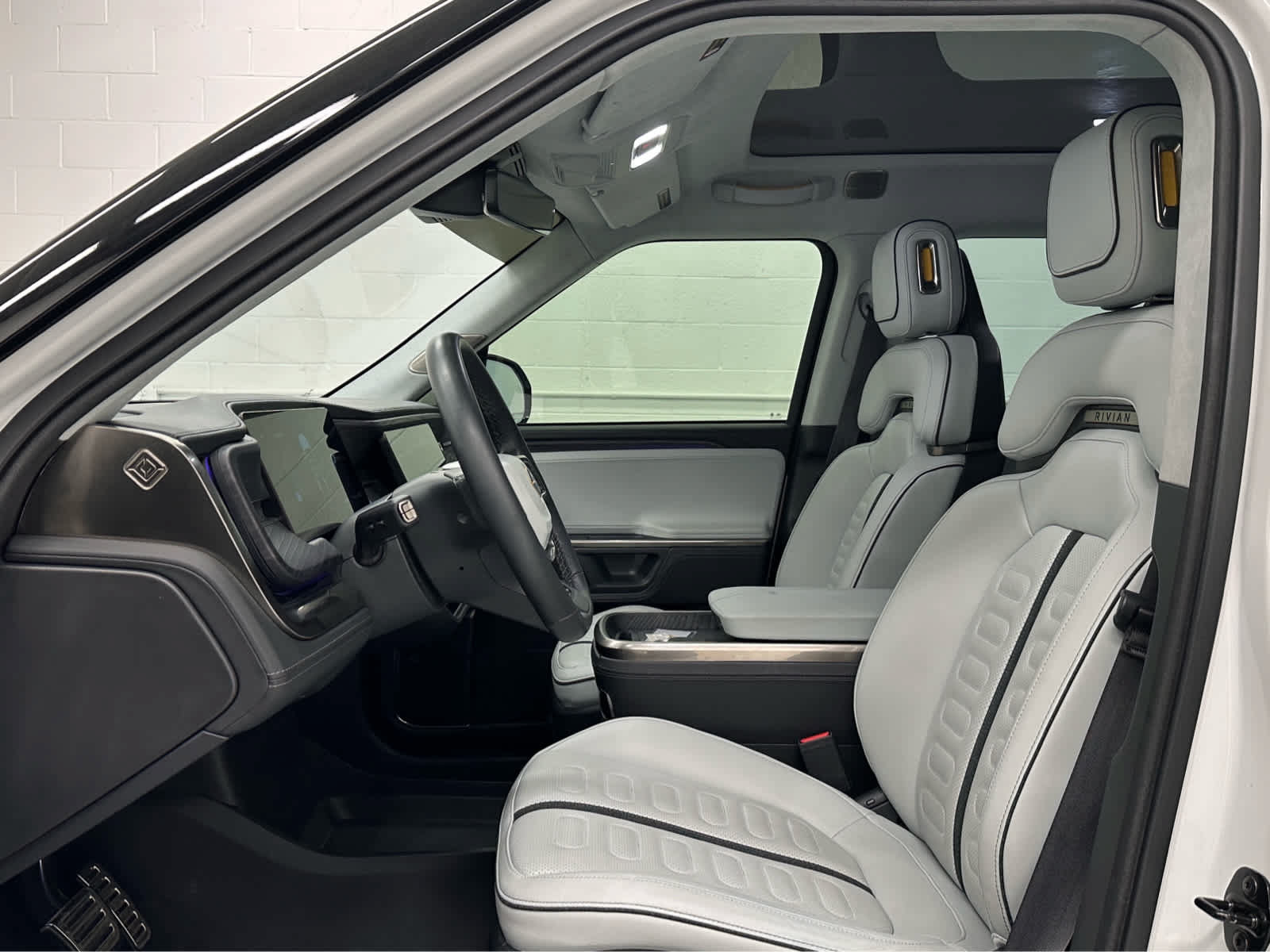 Used 2023 Rivian R1S Adventure Dual AWD/4WD image 11