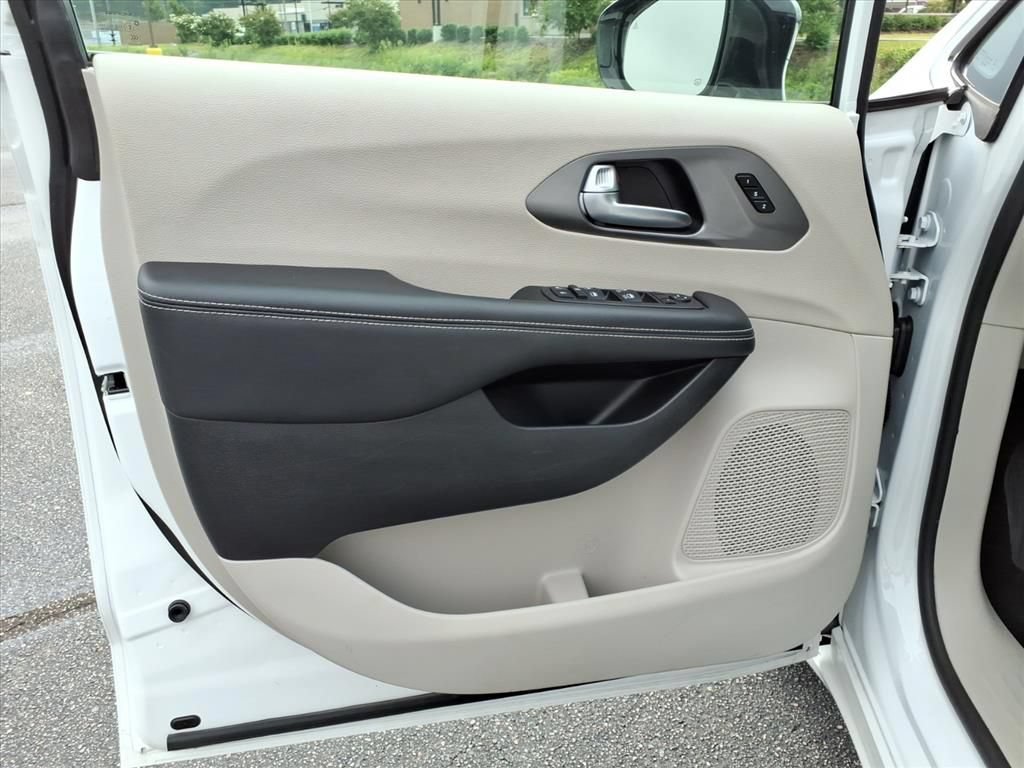 Used 2024 Chrysler Pacifica Touring-L FWD image 5