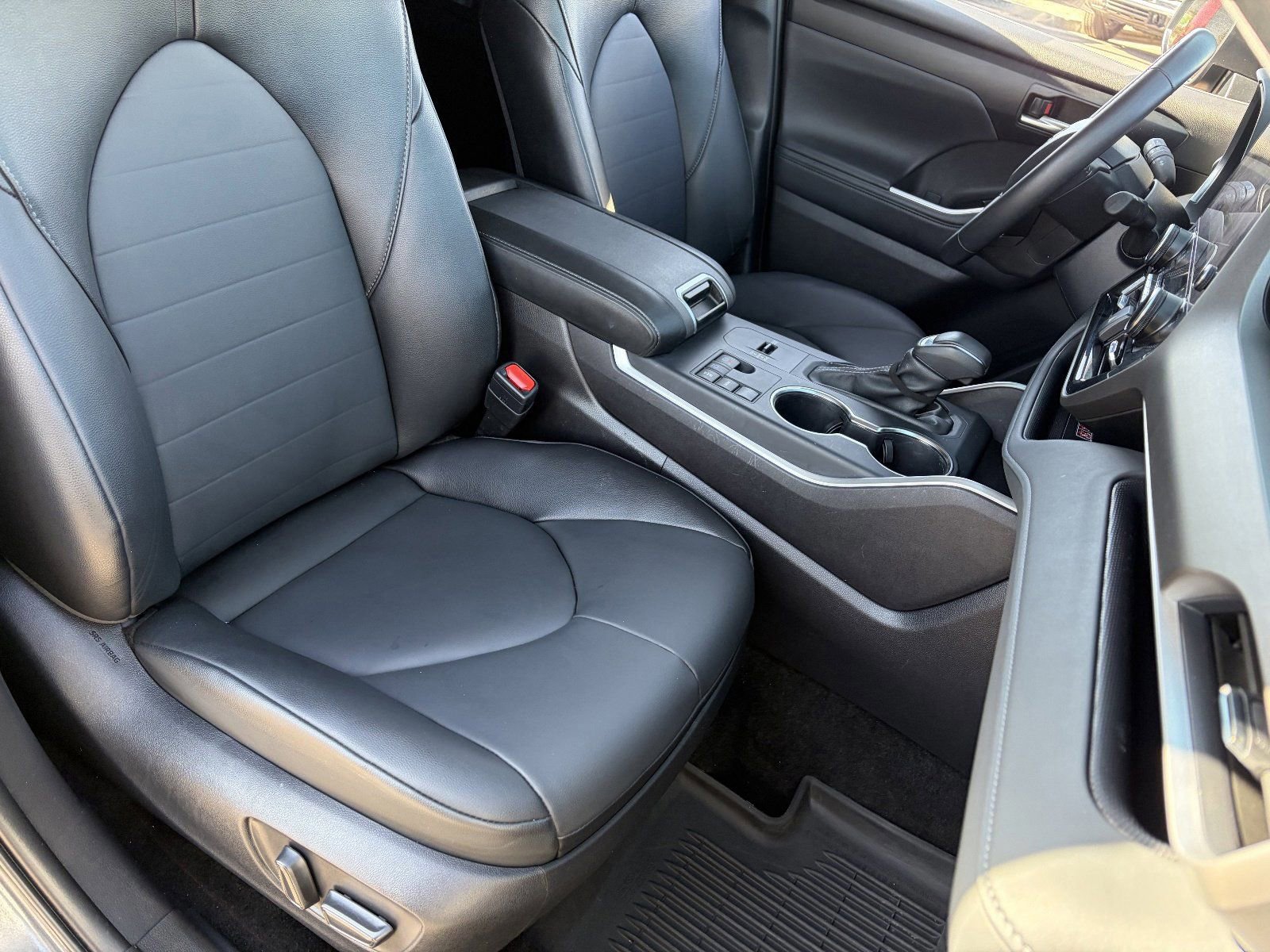 Used 2025 Toyota Highlander XLE FWD image 11