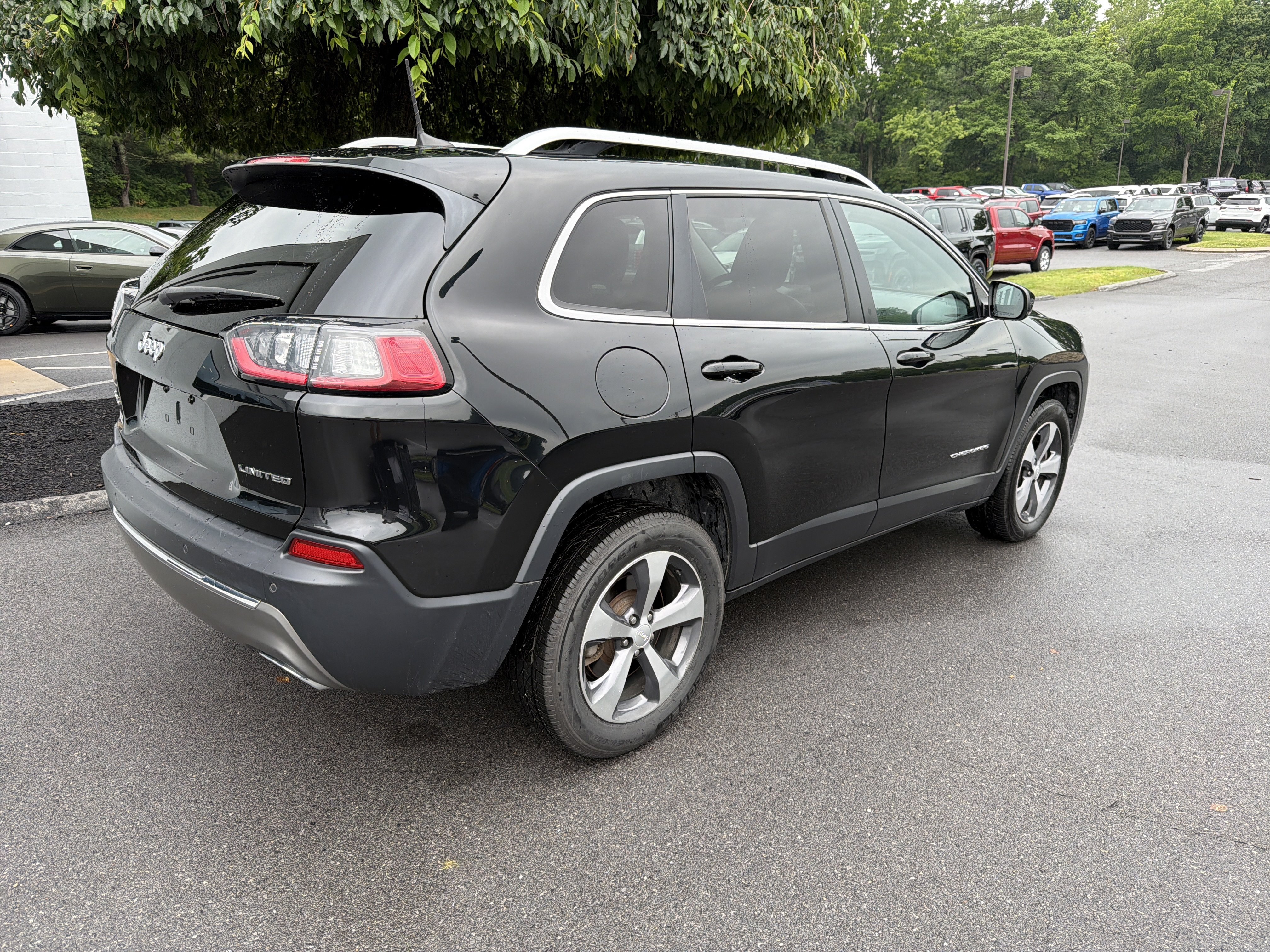 Used 2019 Jeep Cherokee Limited AWD/4WD video 3