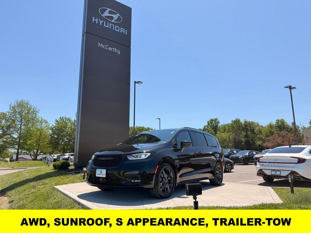 Used 2024 Chrysler Pacifica Limited w/ S Appearance Package AWD/4WD image 1