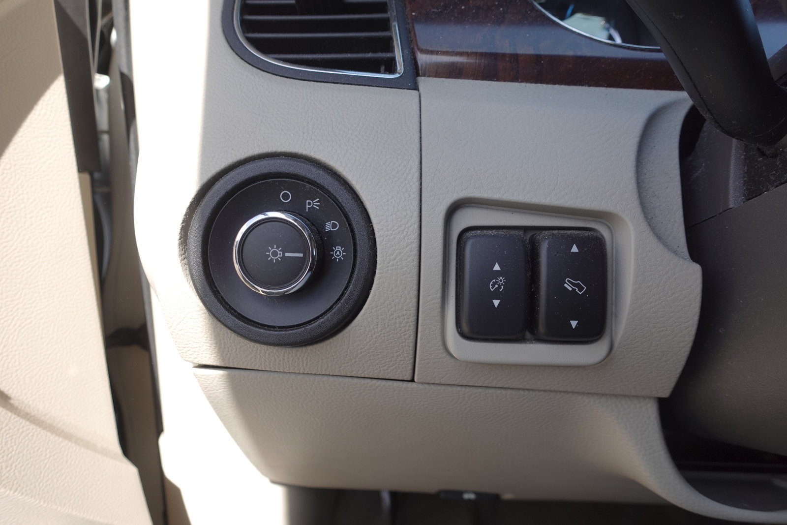 Used 2012 Ford Taurus SEL FWD image 16