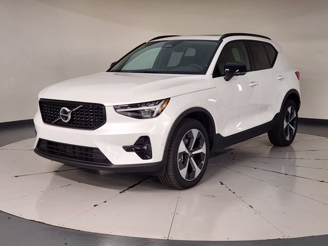 Certified 2026 Volvo XC40 B5 Plus AWD/4WD image 1