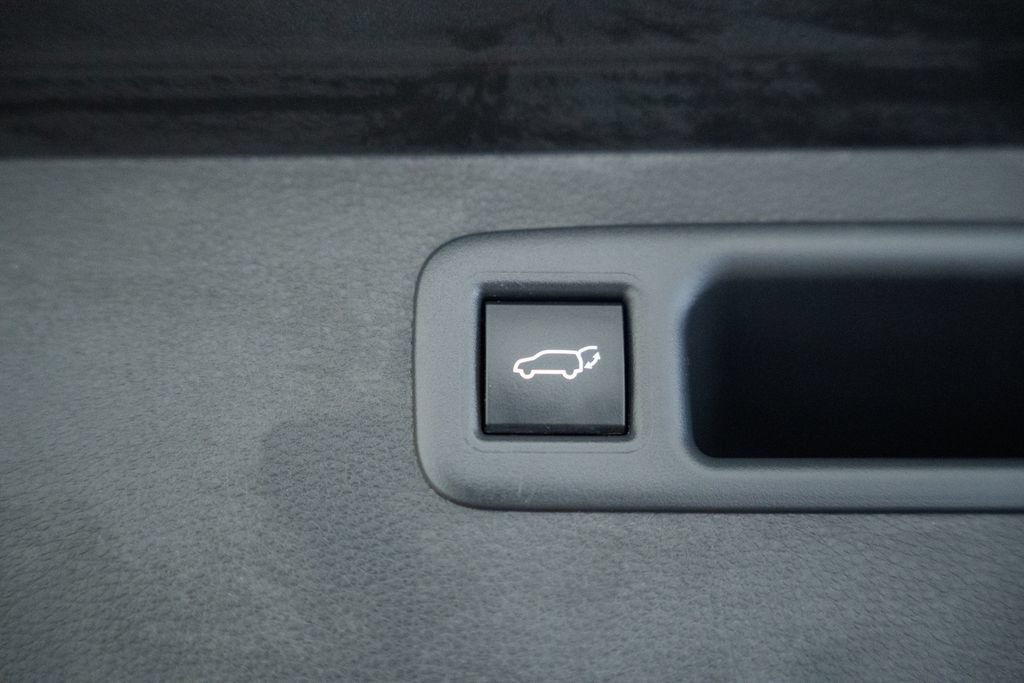 Used 2023 Toyota Highlander LE AWD/4WD image 10