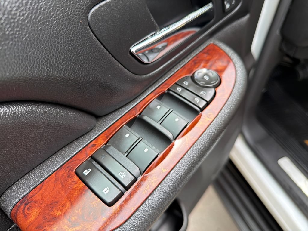 Used 2009 Chevrolet Suburban LTZ AWD/4WD image 11