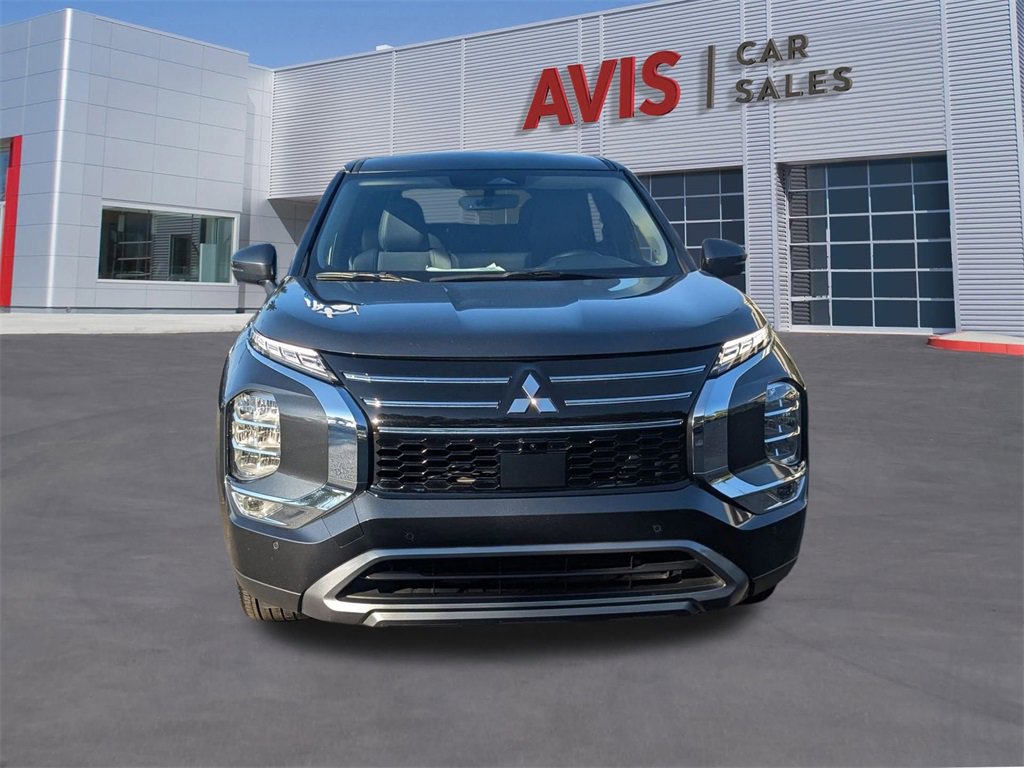 Used 2025 Mitsubishi Outlander SE image 2