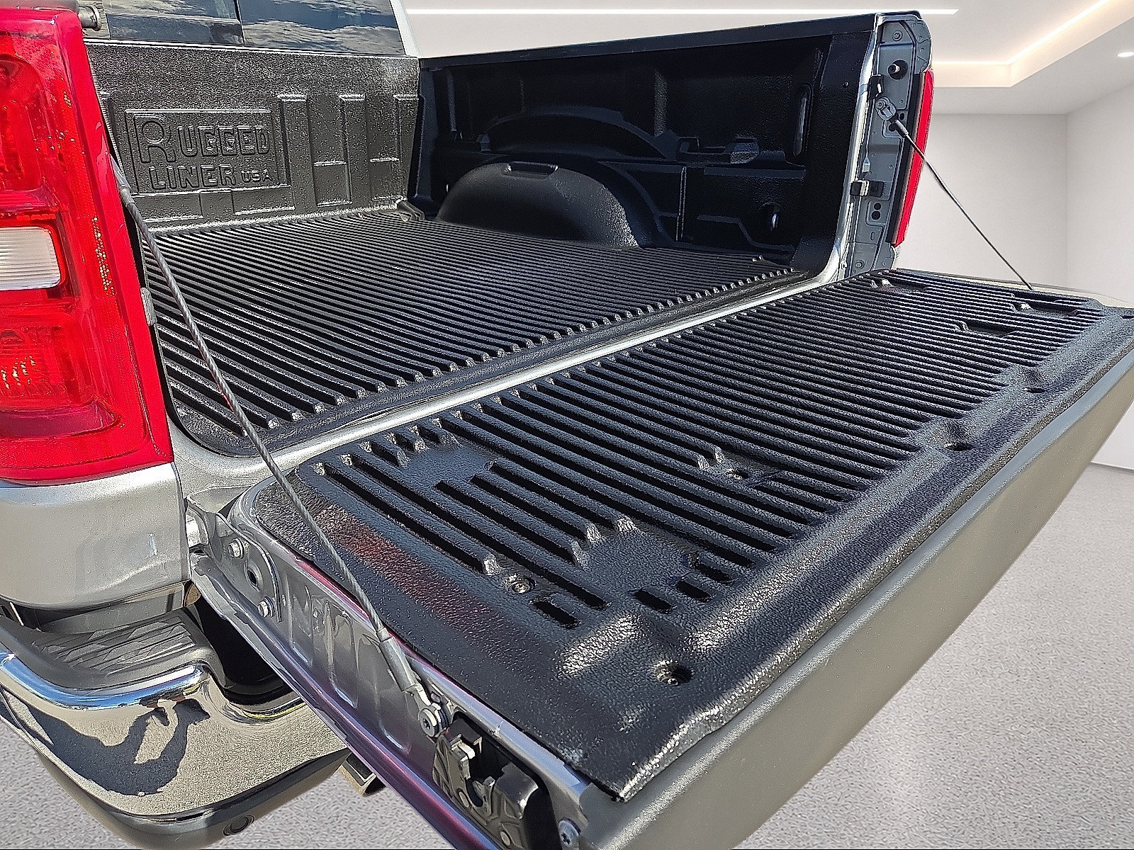 Used 2025 RAM 1500 Laramie AWD/4WD image 9