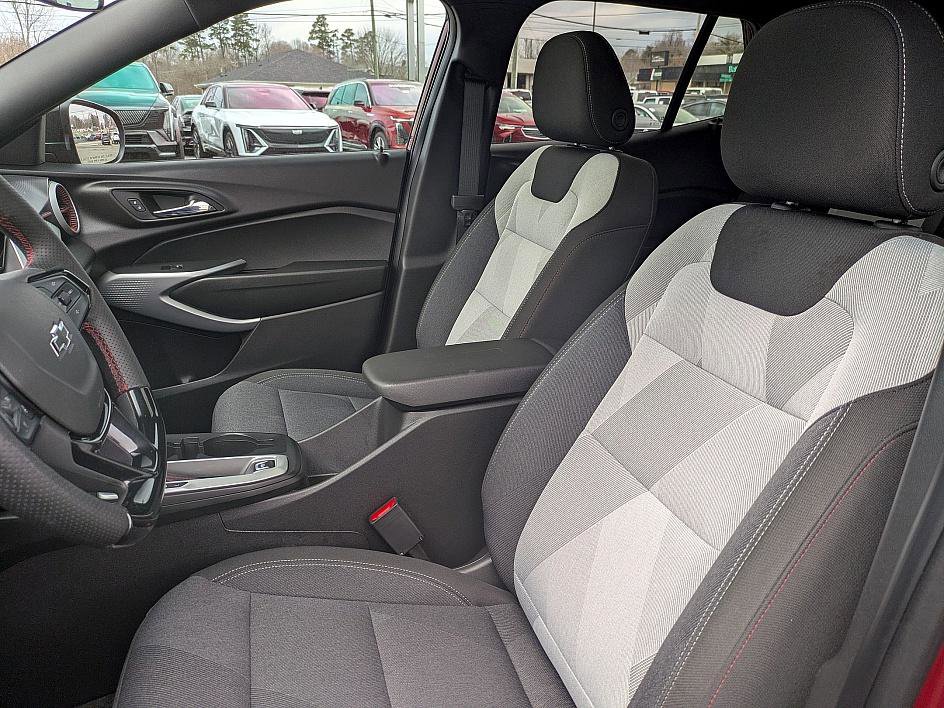 Certified 2025 Chevrolet Trax RS w/ Sunroof Package image 11