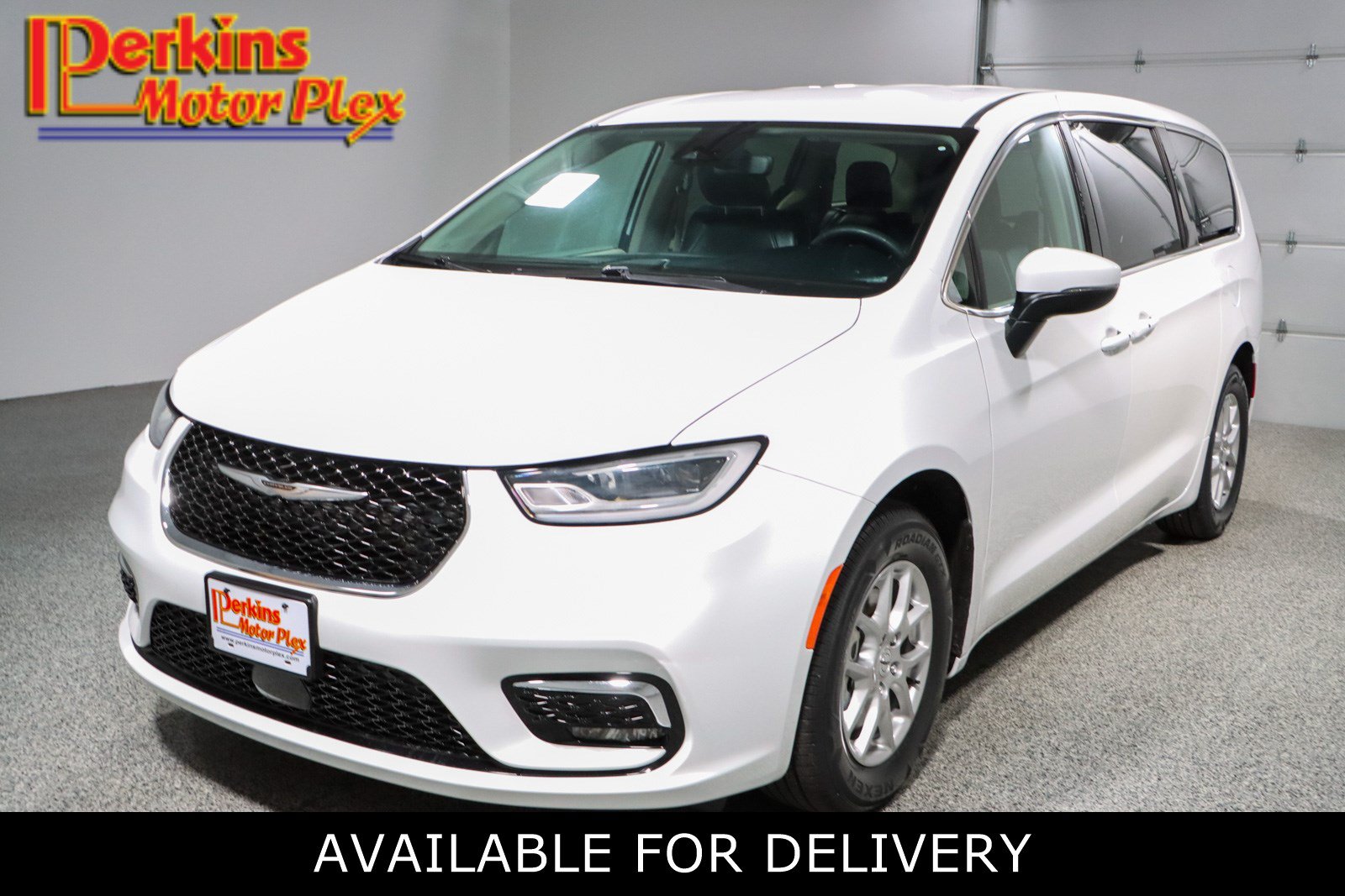 Used 2023 Chrysler Pacifica Touring-L FWD image 1