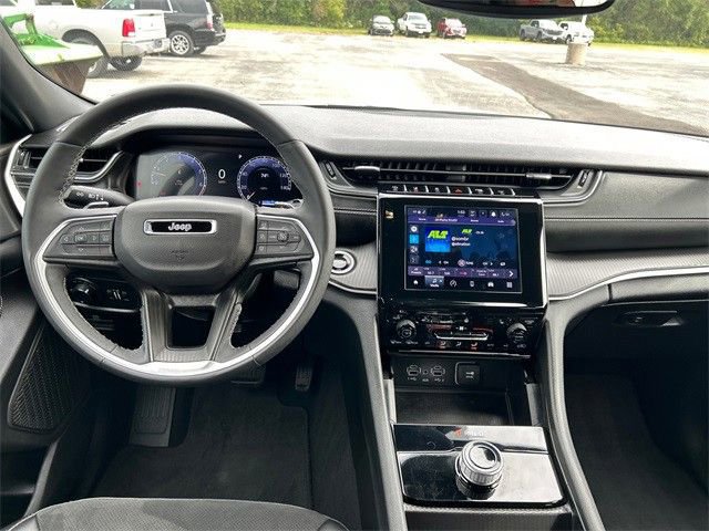 Used 2024 Jeep Grand Cherokee Altitude image 12