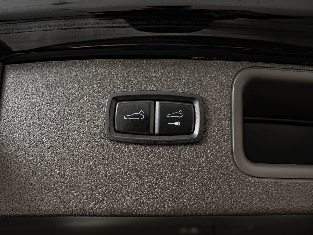 Certified 2025 Porsche Macan AWD/4WD image 43