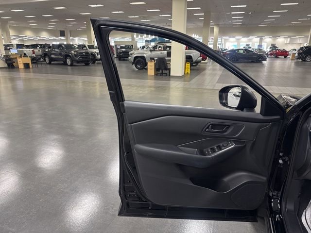 Used 2024 Nissan Rogue S image 18