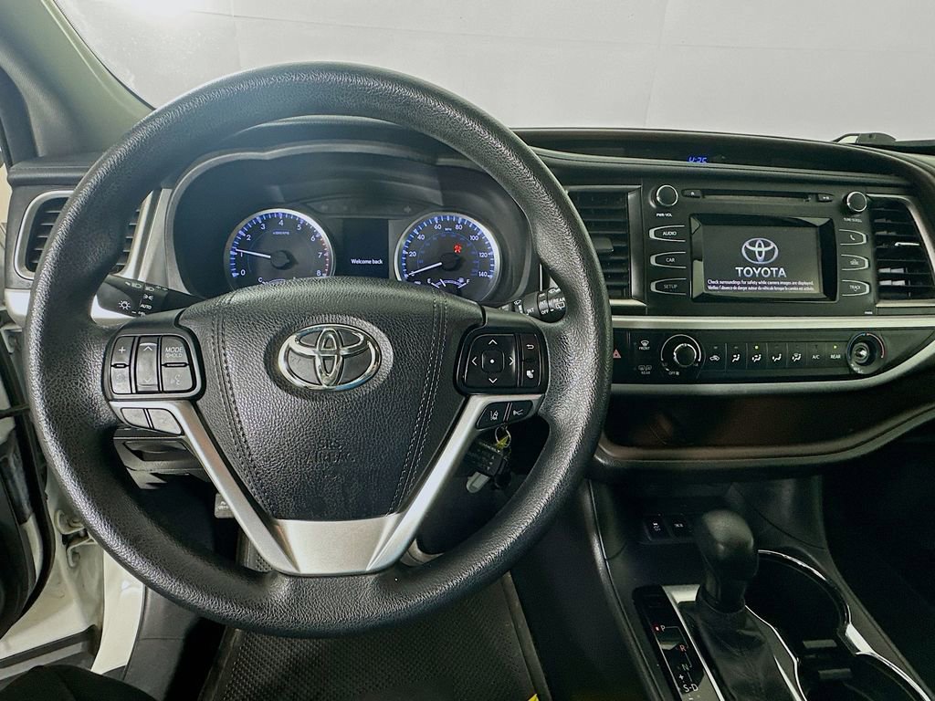 Used 2017 Toyota Highlander LE image 11