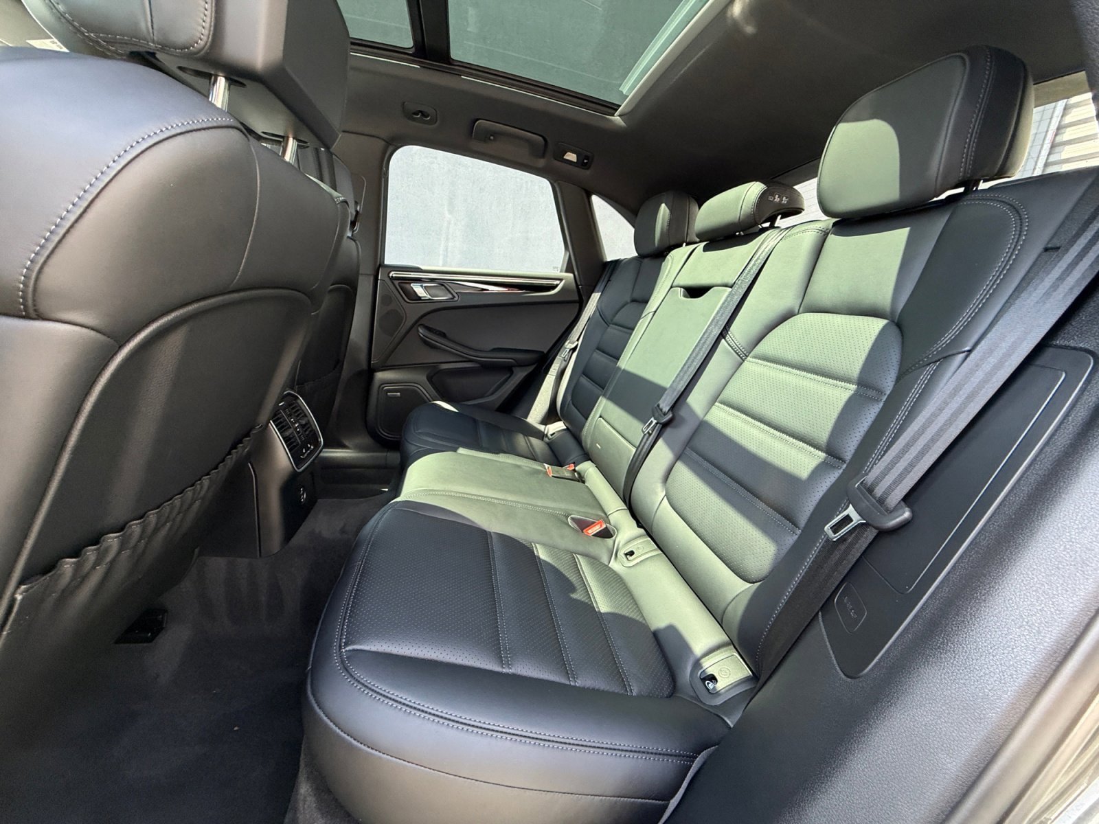 Certified 2026 Porsche Macan AWD/4WD image 18