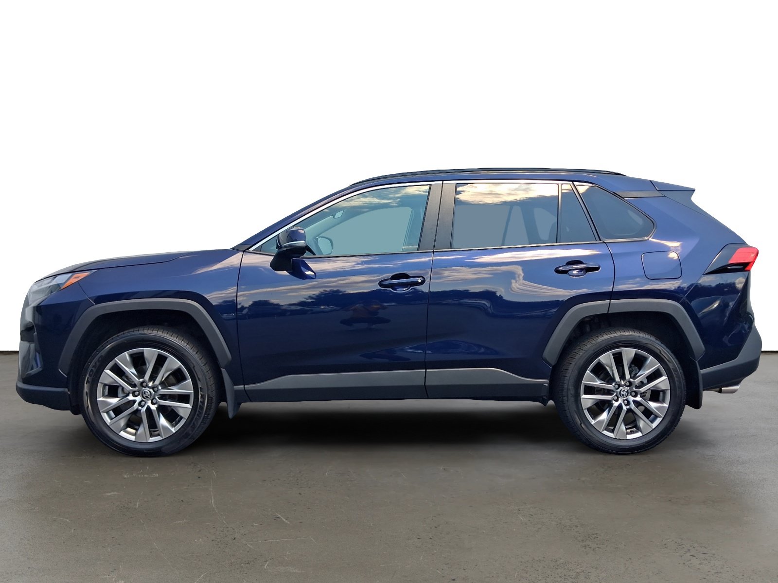 Used 2023 Toyota RAV4 XLE Premium AWD/4WD image 2